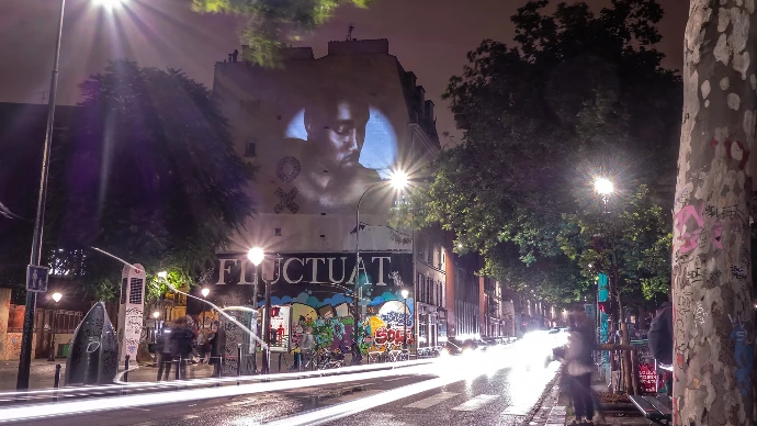 Installation de vidéo mapping urbain à Paris pour la sortie mondiale de The Life of Pablo de Kanye West.