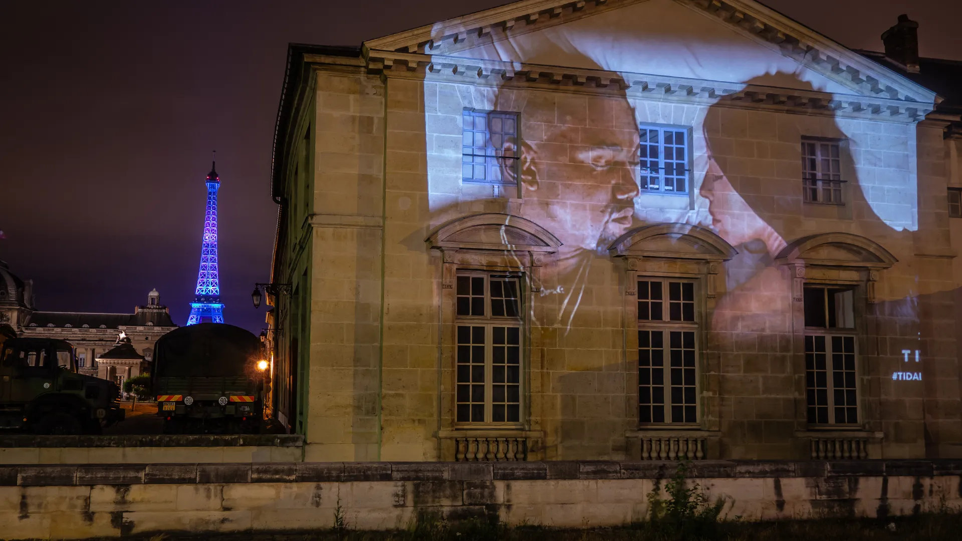 Vidéo mapping éphémère projeté sur l’architecture parisienne, créant une expérience collective immersive.