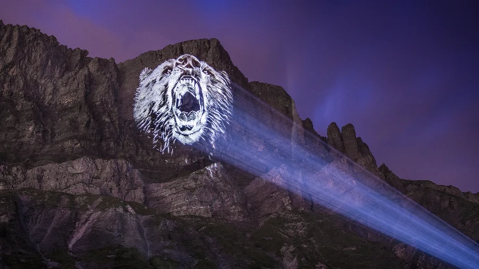 Video mapping géant sur une montagne des les Alpes