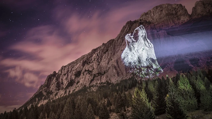 Projection d'un loup sur les falaises d'une montagne