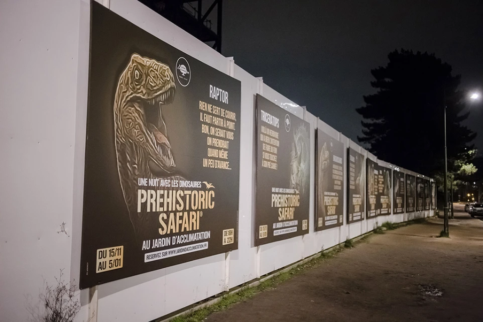 Série d’affiches Prehistoric Safari installées dans l’espace public – projet artistique immersif