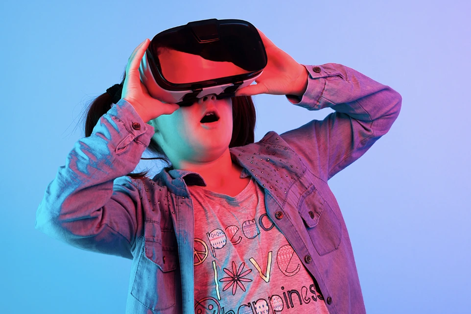 Enfant découvrant un univers préhistorique en réalité virtuelle – Prehistoric Safari, immersion numérique