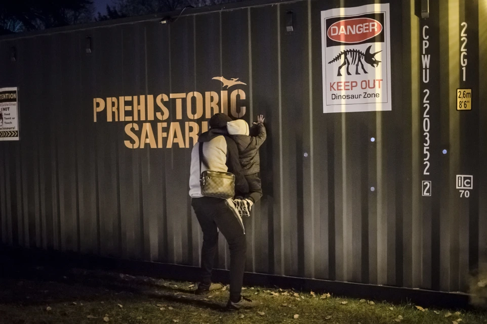 Container industriel marqué Prehistoric Safari, installation artistique et immersive autour de la préhistoire