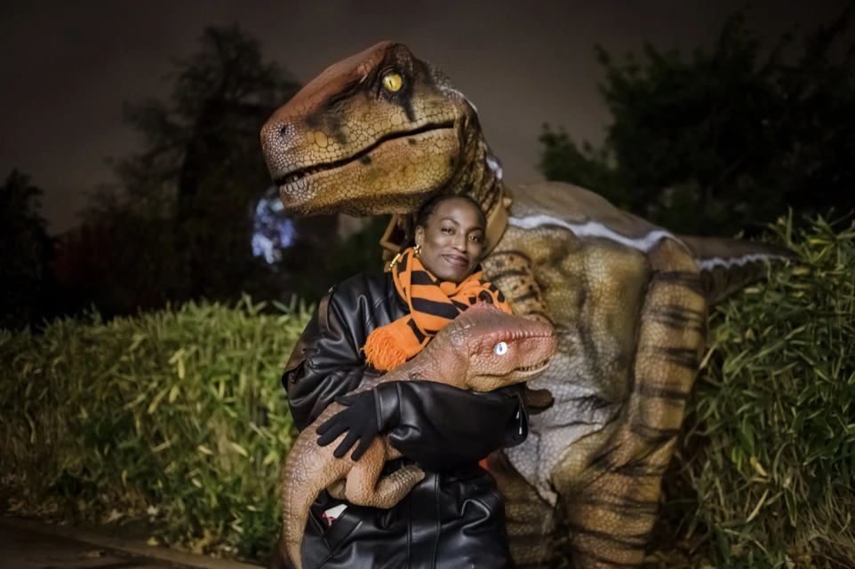 Portrait nocturne d’une personne entourée de dinosaures grandeur nature – Prehistoric Safari