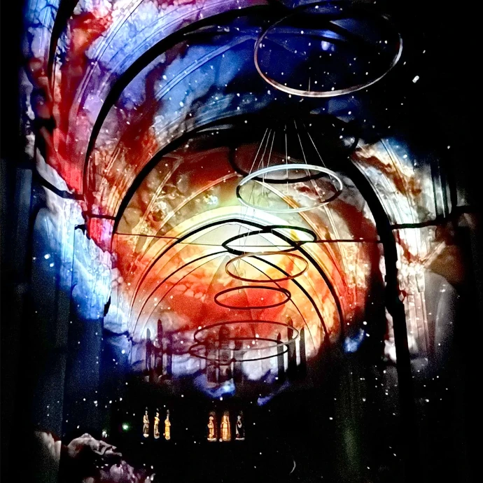 Vidéo mapping immersif projeté sur les voûtes de l’église Notre-Dame de Saint-Chamond, mêlant art numérique, lumière et architecture