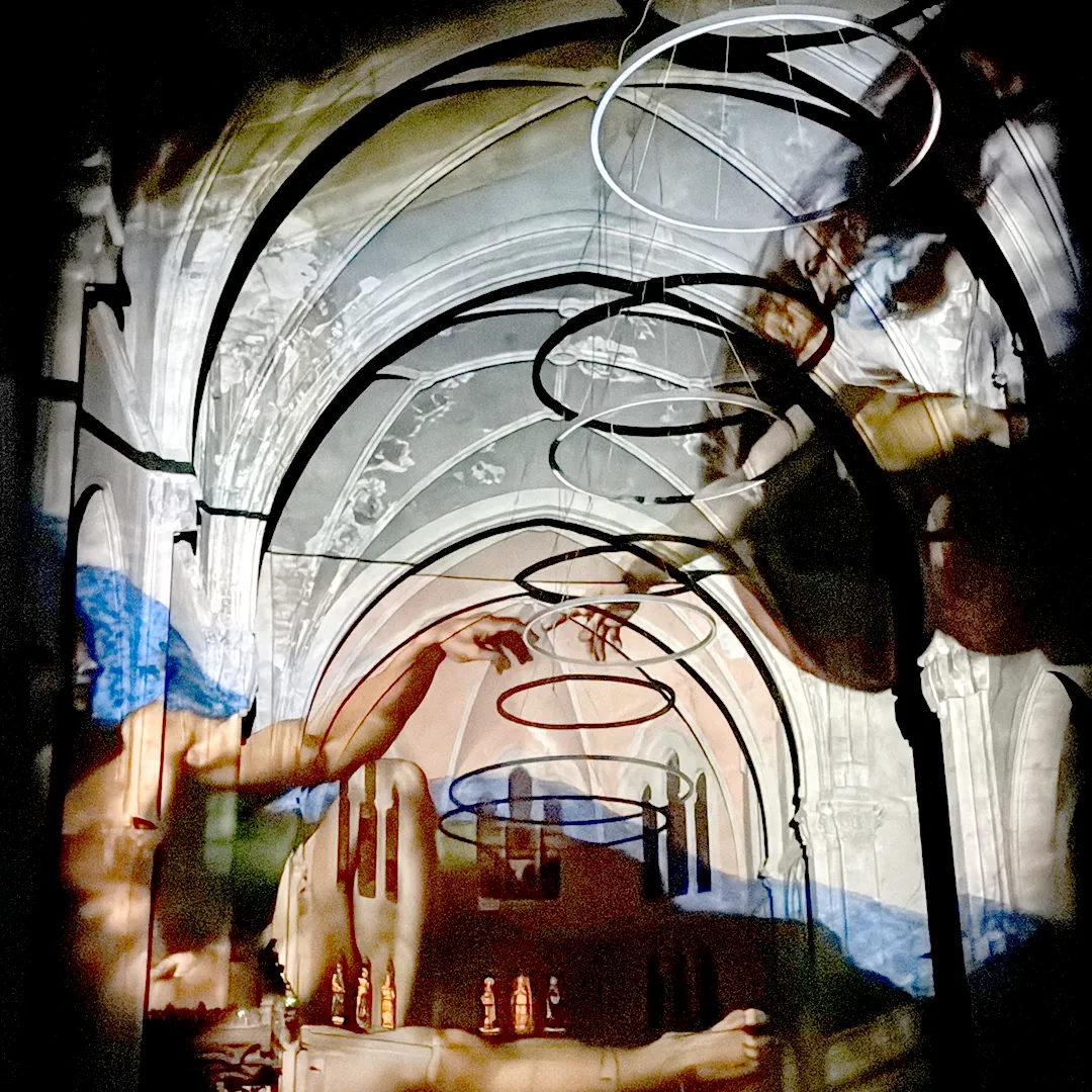 Vidéo mapping intégrant des figures inspirées de l’art classique projetées sur l’architecture de l’église Notre-Dame de Saint-Chamond