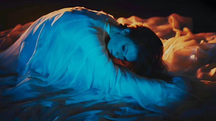 Danse de Fleurs – Le corps devient fleur Danseuse classique enveloppée de voiles lumineux, création Danse de Fleurs mêlant danse, art visuel et poésie florale