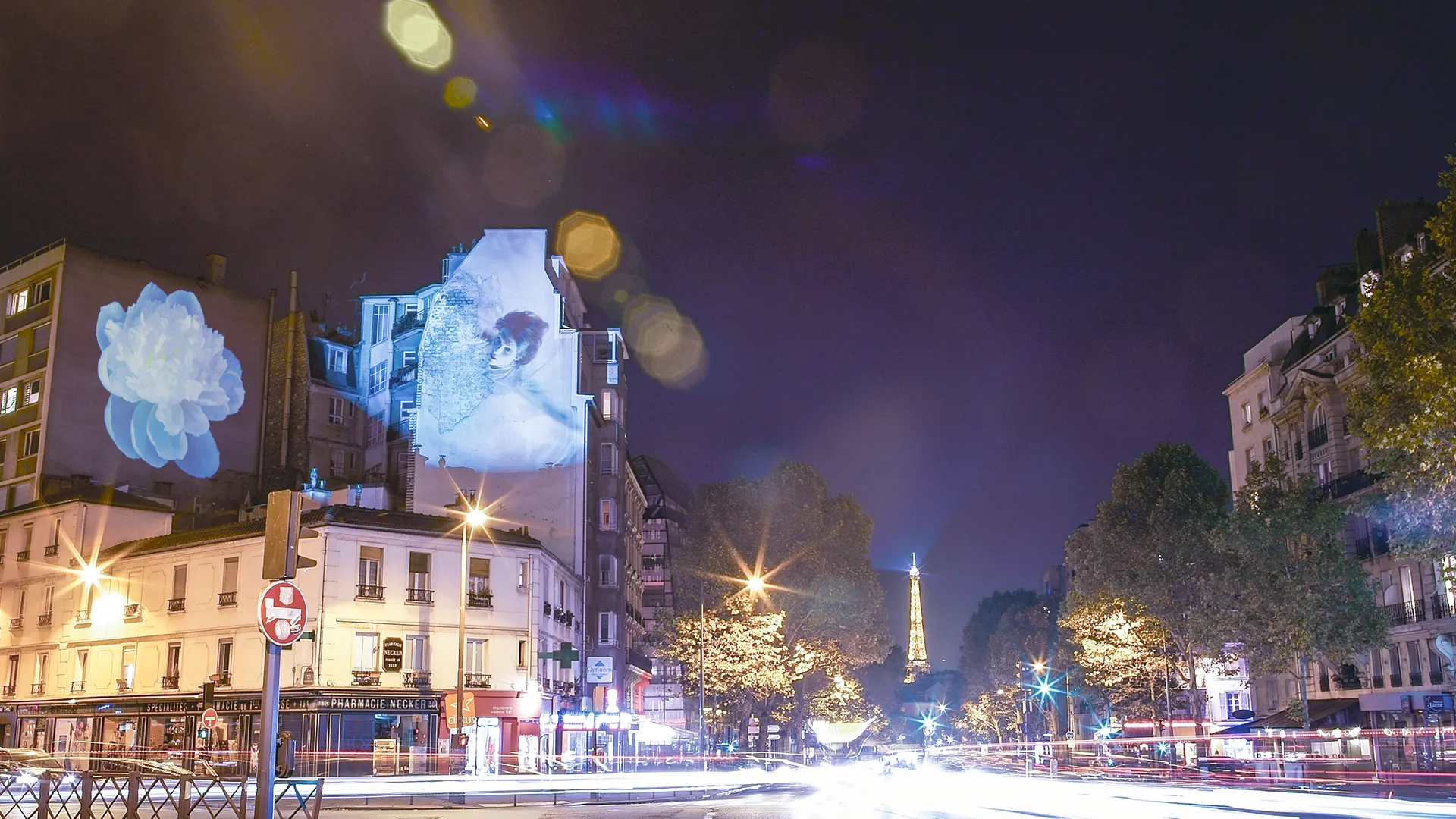 Danse de Fleurs – Quand la ville devient scène Projection florale et chorégraphique sur les façades de Paris, mêlant danse et art visuel dans le projet Danse de Fleurs