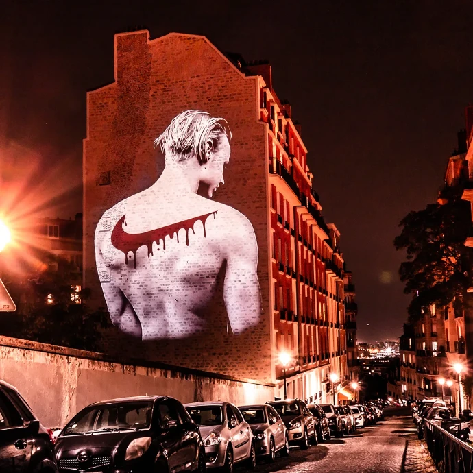 Vidéo mapping symbolisant la violence du capitalisme et l’appropriation du corps par les marques.