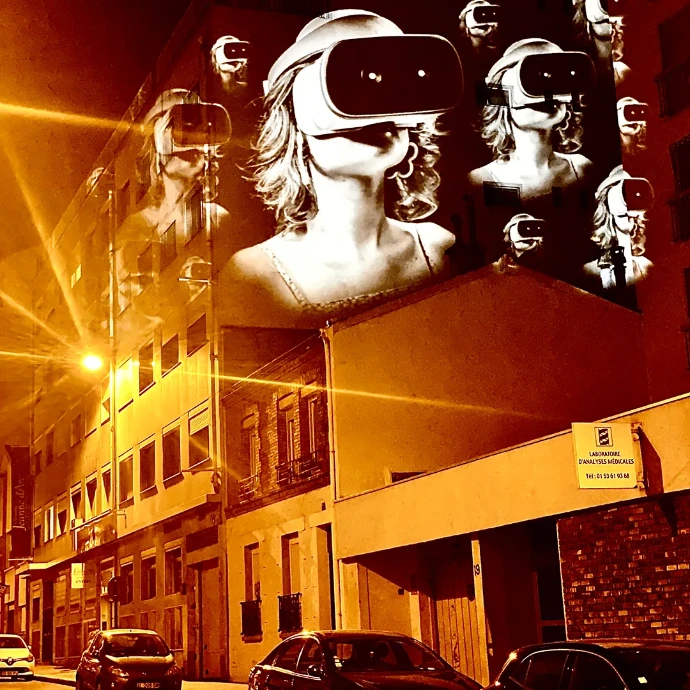 Vidéo mapping urbain à Paris questionnant l’aliénation numérique et la société de l’image dans le projet Marqueurs III.