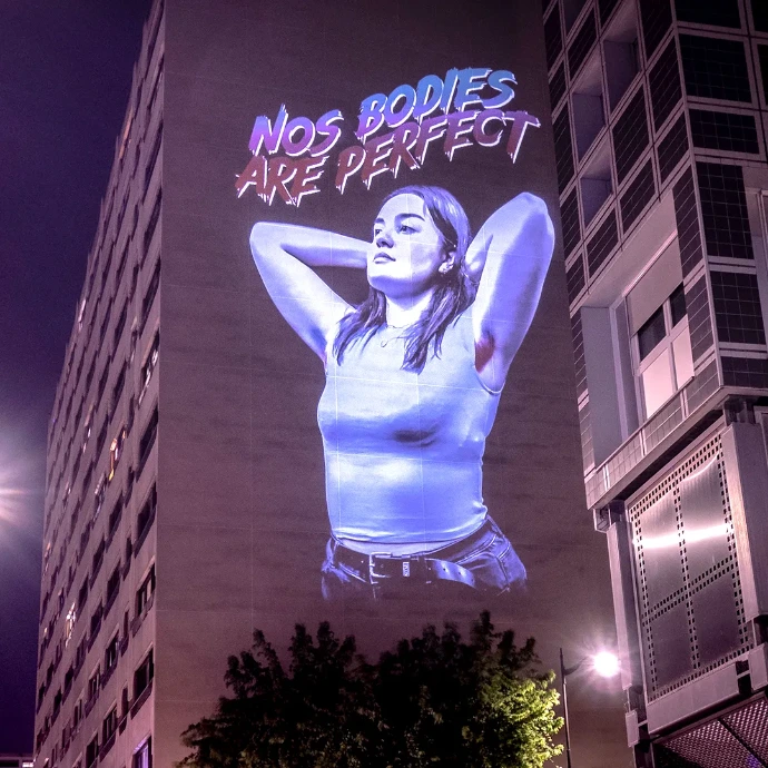 Vidéo mapping engagé à Paris interrogeant les normes corporelles, le sexisme et l’injonction à la perfection.