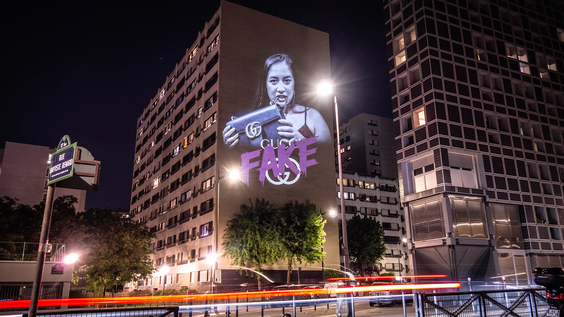 Œuvre de vidéo mapping critiquant le consumérisme, le greenwashing et l’illusion des marques de luxe.