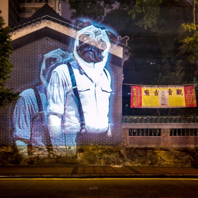 Safari Urbain – Zoodiac Series, projection artistique à Hong Kong Vidéo mapping urbain à Hong Kong représentant un personnage anthropomorphe inspiré du zodiaque chinois et de la mode locale.