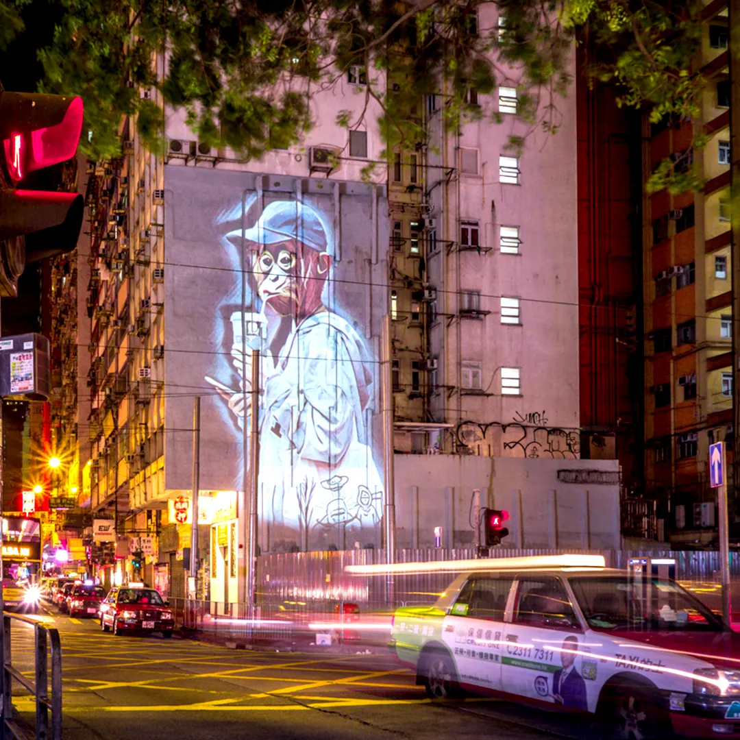 Safari Urbain – rencontre entre zodiaque chinois et street art Projection monumentale d’un personnage mi-homme mi-animal dans les rues de Hong Kong, mêlant art numérique et traditions culturelles.