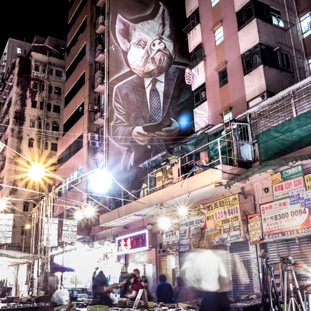 Safari Urbain – fresque numérique éphémère à Hong Kong Vidéo mapping éphémère transformant une façade de Hong Kong en fresque digitale inspirée du zodiaque chinois.