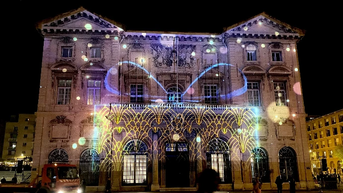Voyage en Méditerranée – ouverture du mapping de Noël à Marseille Vidéo mapping de Noël sur la mairie de Marseille avec des motifs lumineux inspirés des cultures méditerranéennes.