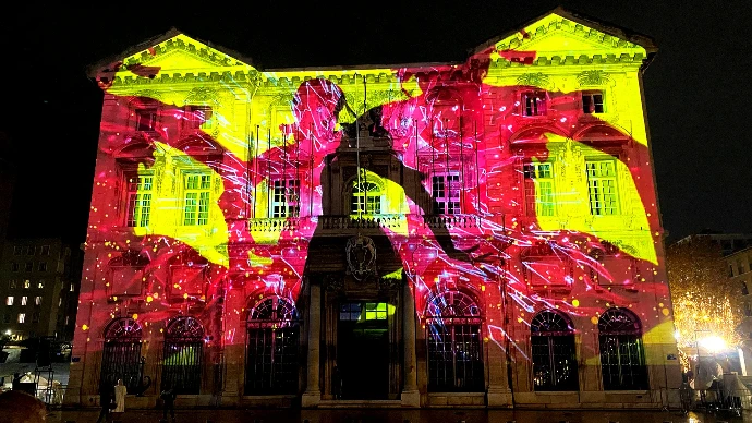 Vidéo mapping festif sur la mairie de Marseille Projection monumentale colorée transformant la mairie de Marseille en fresque vivante pour les fêtes de fin d’année.