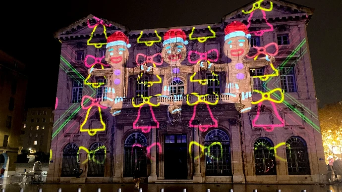 Traditions de Noël en Méditerranée projetées à Marseille Vidéo mapping de Noël présentant des personnages et traditions des pays méditerranéens sur la mairie de Marseille.