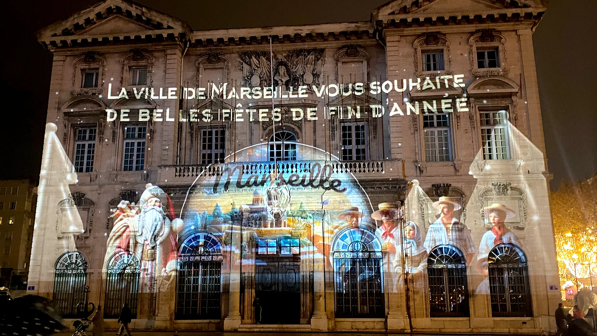 Voyage en Méditerranée – mapping de Noël tout public à Marseille Projection de vœux de fin d’année et scènes festives lors du mapping Voyage en Méditerranée à Marseille.