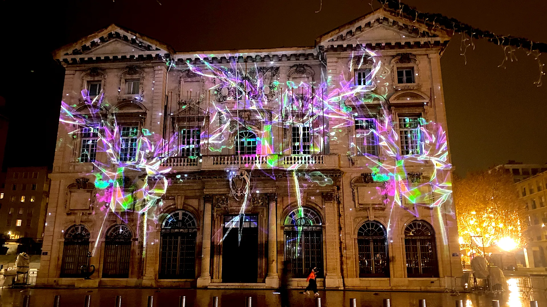 Création immersive de Noël signée Julien Nonnon à Marseille Mapping architectural mêlant abstraction, lumière et rythmes visuels sur la façade de la mairie de Marseille.