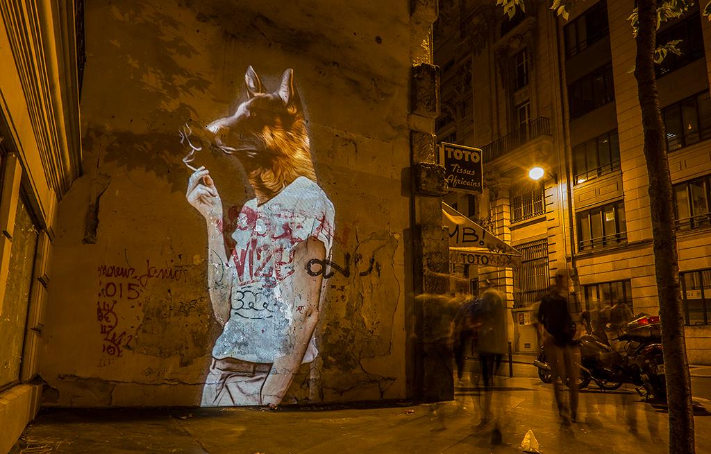 SAFARI URBAINPARISIAN WILDLIFE SAFARI URBAIN est une série de photographies représentant des portraits d’animaux re-lookés, projetés sur les façades et les bâtiments Paris.L’artiste nous invite à une déambulation nocturne, où, au détour d’une ruelle, vous tomberez peut-être, nez-à-nez avec un guépard affublé d’un bombers. L'AIGLE DU MONT-CENIS, PARIS - 2015 © Julien NONNON LE CERF DE BECQUEREL, PARIS - 2015 © Julien NONNON LA BICHE ET L'OURANG OUTAN, PARIS - 2015 © Julien NONNON LES CHIENS DE DOUDEAUVILLE, PARIS - 2015 © Julien NONNON LE PARESSEUX DE LEPIC, PARIS - 2015 © Julien NONNON LE BULLDOG DE CLICHY, PARIS - 2015 © Julien NONNON LE CHATON DE COUSTOU, PARIS - 2015 © Julien NONNON LE CROCODILE DE LA CIGALE, PARIS - 2015 © Julien NONNON LE BERGER DE CLIGNANCOURT, PARIS - 2015 © Julien NONNON LE KOALA DE LOWENDAL, PARIS - 2015 © Julien NONNON LE GUEPARD DELA PLACE DU TERTRE, PARIS - 2015 © Julien NONNON LE LÉMURIEN DE MONTMARTRE, PARIS - 2015 © Julien NONNON LE BUFFLE DE LA CHAPELLE, PARIS - 2015 © Julien NONNON LA HYÈNE D'EUPATORIA, PARIS - 2015 © Julien NONNON LE LOUP DE BOREY, PARIS - 2015 © Julien NONNON LE TIGRE DES AMANDIERS, PARIS - 2015 © Julien NONNON SAFARI URBAINPARISIAN WILDLIFE SAFARI URBAIN est une série de photographies représentant des portraits d’animaux re-lookés, projetés sur les façades et les bâtiments Paris.L’artiste nous invite à une déambulation nocturne, où, au détour d’une ruelle, vous tomberez peut-être, nez-à-nez avec un guépard affublé d’un bombers. L'AIGLE DU MONT-CENIS, PARIS - 2015 © Julien NONNON LE CERF DE BECQUEREL, PARIS - 2015 © Julien NONNON LA BICHE ET L'OURANG OUTAN, PARIS - 2015 © Julien NONNON LES CHIENS DE DOUDEAUVILLE, PARIS - 2015 © Julien NONNON LE PARESSEUX DE LEPIC, PARIS - 2015 © Julien NONNON LE BULLDOG DE CLICHY, PARIS - 2015 © Julien NONNON LE CHATON DE COUSTOU, PARIS - 2015 © Julien NONNON LE CROCODILE DE LA CIGALE, PARIS - 2015 © Julien NONNON LE BERGER DE CLIGNANCOURT, PARIS - 2015 © Julien NONNON LE KOALA DE LOWENDAL, PARIS - 2015 © Julien NONNON LE GUEPARD DELA PLACE DU TERTRE, PARIS - 2015 © Julien NONNON LE LÉMURIEN DE MONTMARTRE, PARIS - 2015 © Julien NONNON LE BUFFLE DE LA CHAPELLE, PARIS - 2015 © Julien NONNON LA HYÈNE D'EUPATORIA, PARIS - 2015 © Julien NONNON LE LOUP DE BOREY, PARIS - 2015 © Julien NONNON LE TIGRE DES AMANDIERS, PARIS - 2015 © Julien NONNON